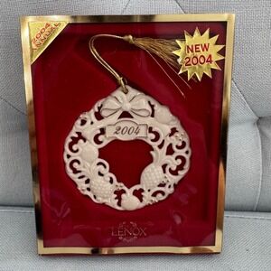 Lenox 2004 Annual Williamsburg Wreath Ornament Pierced Porcelain Gold 6339105